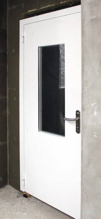 Белая остекленная дверь