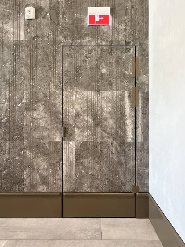 Дверь с отделкой под керамогранит