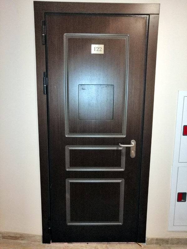 МДФ дверь с люком снаружи МДФ дверь с люком снаружи