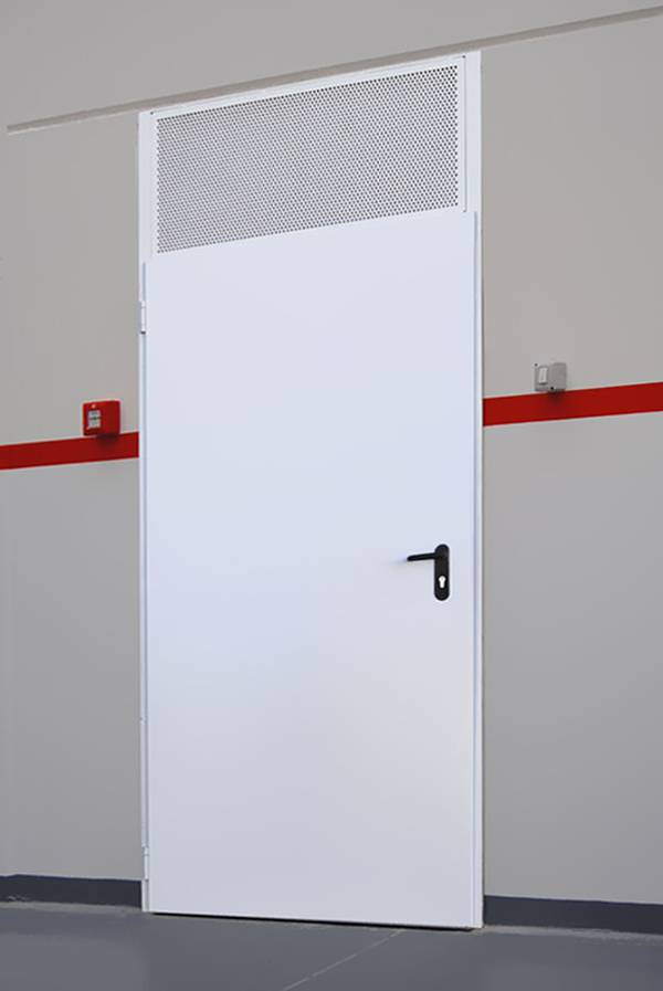 Однопольная белая дверь с фрамугой