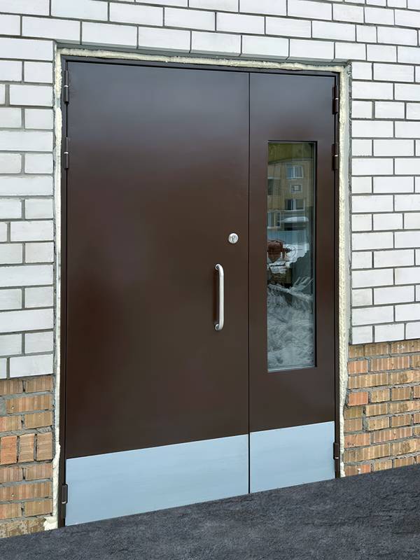 Подъездная дверь с окном и отбойниками Подъездная дверь с окном и отбойниками