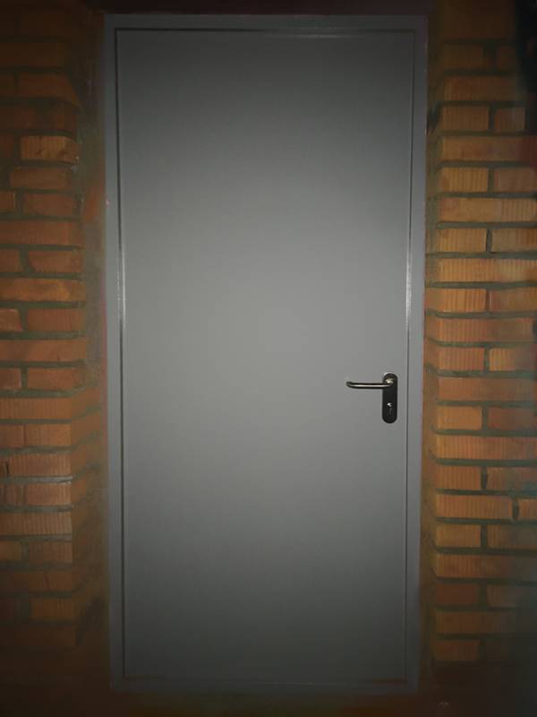 Серая дверь с внутренней стороны (пожарное депо)